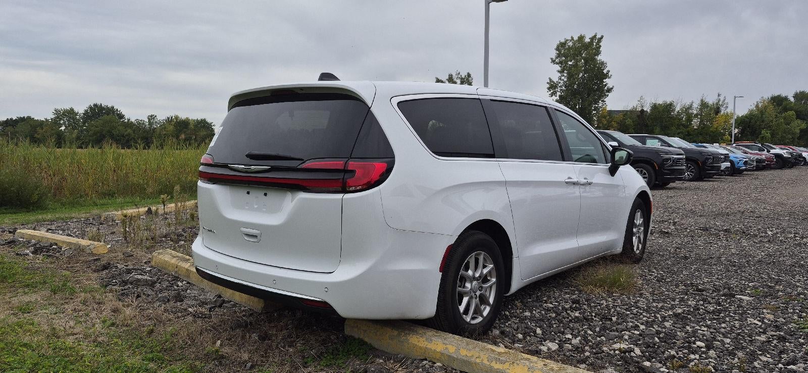 2025 Chrysler Pacifica Select