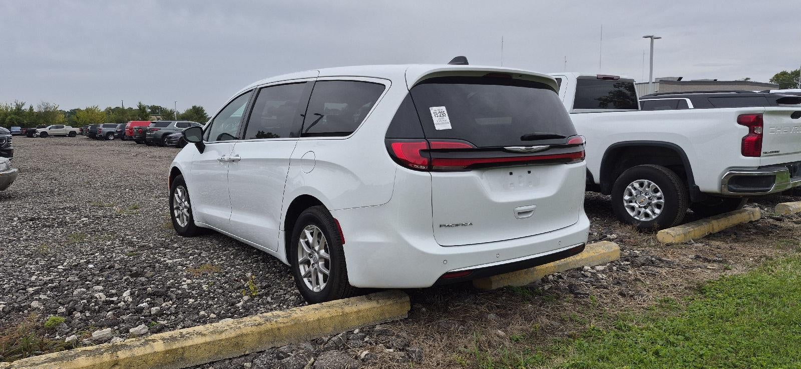2025 Chrysler Pacifica Select