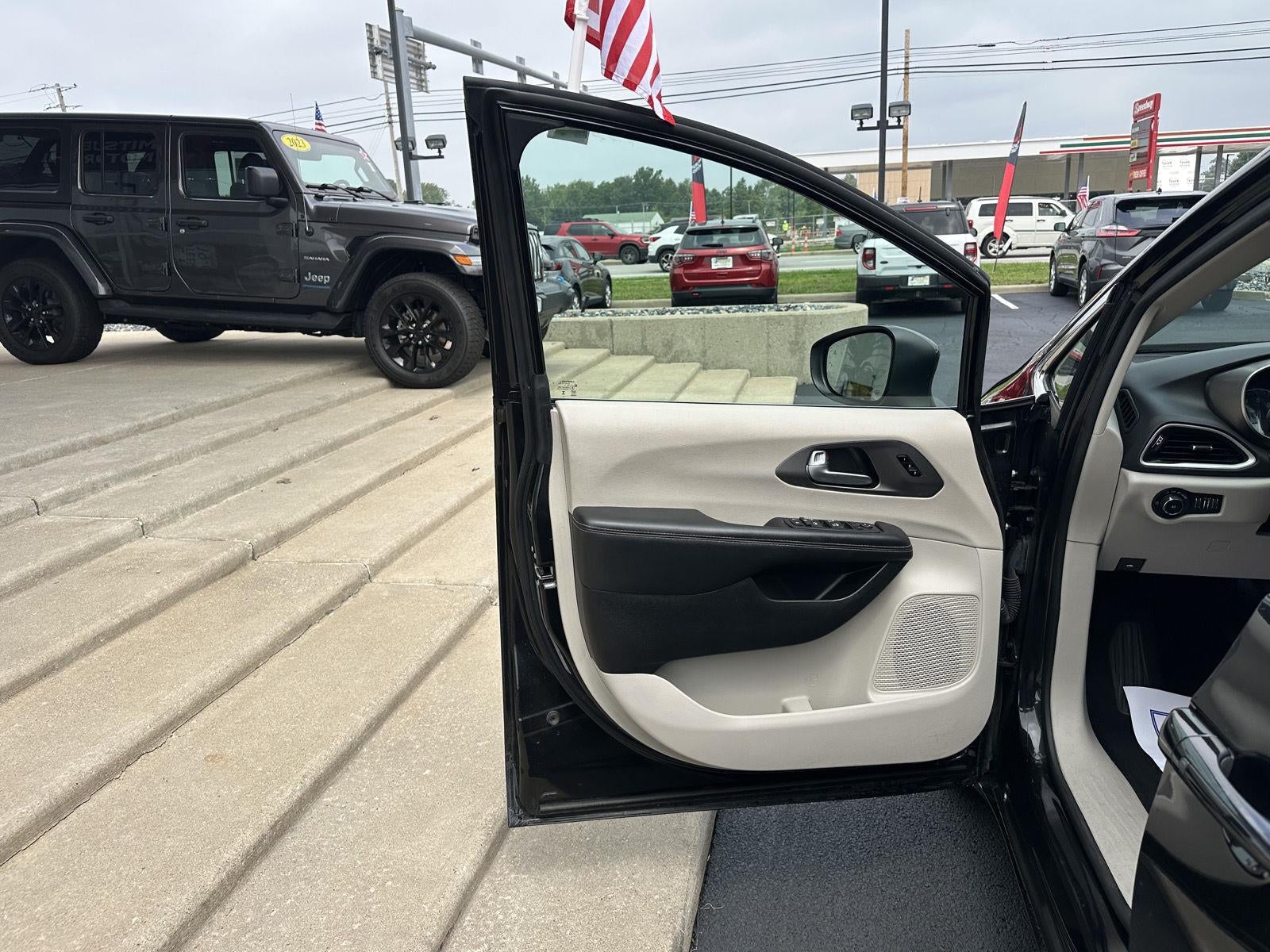 2023 Chrysler Pacifica Touring L