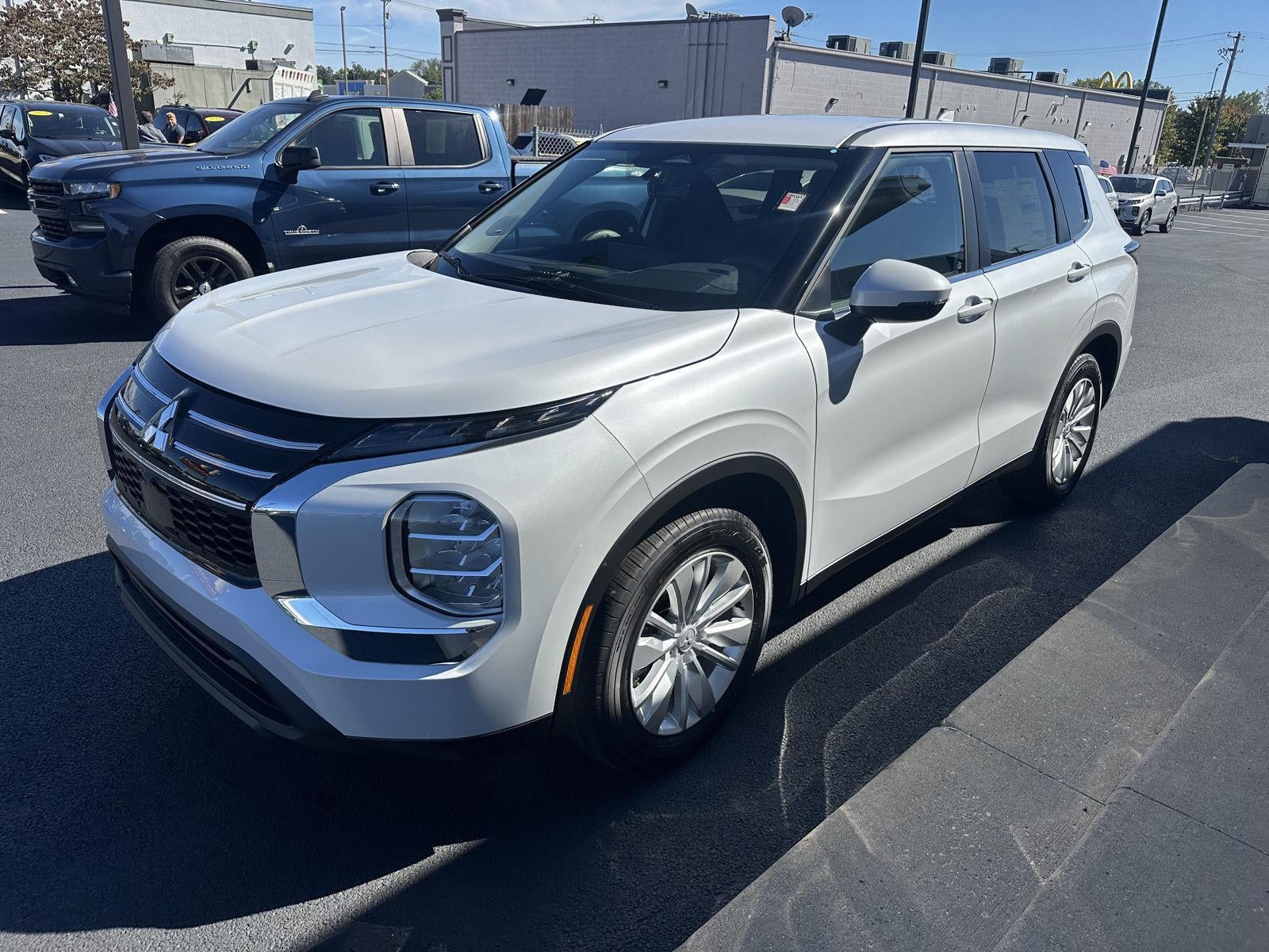 2026 Mitsubishi Outlander ES