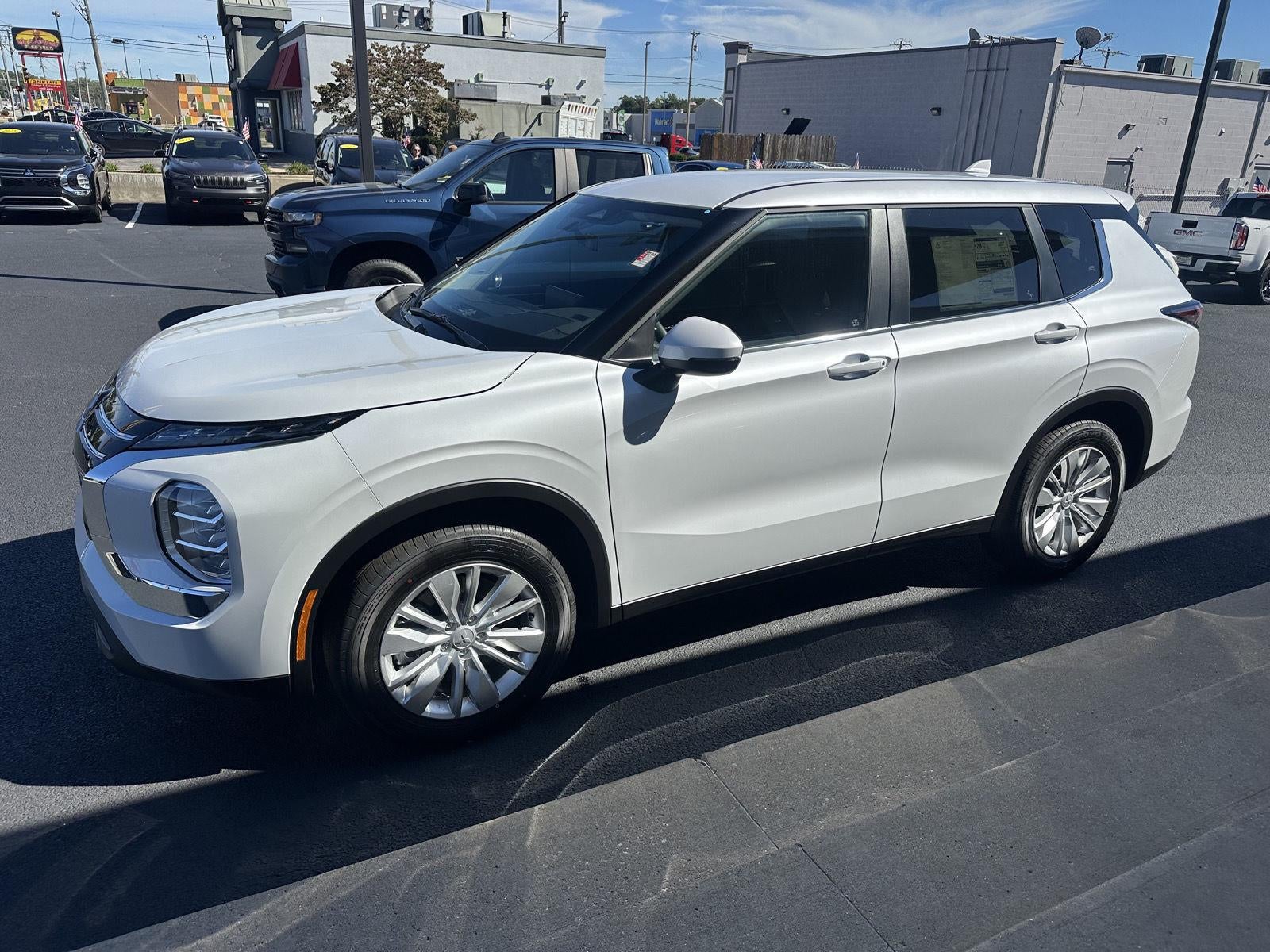 2026 Mitsubishi Outlander ES
