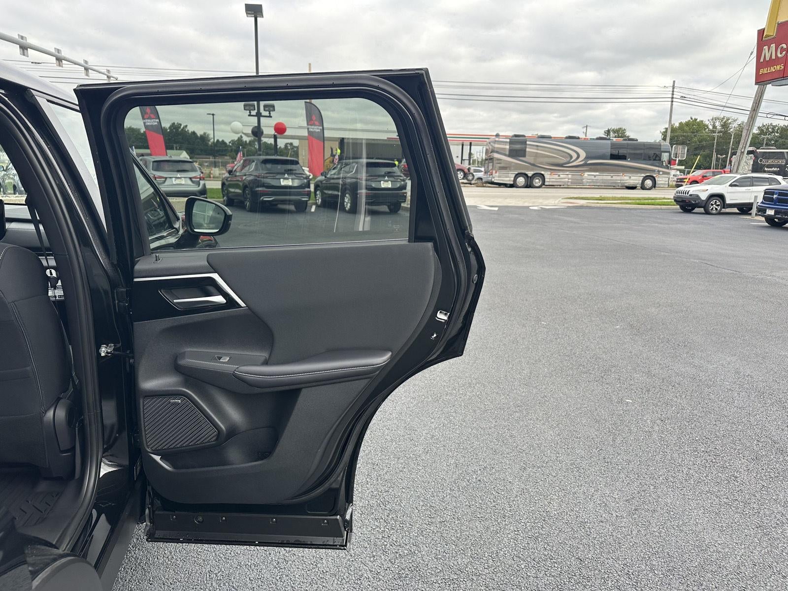 2026 Mitsubishi Outlander ES