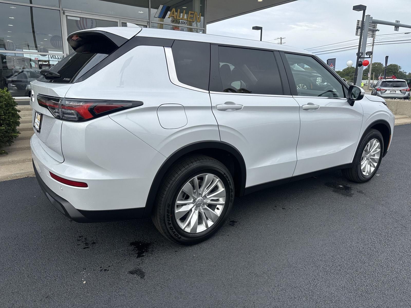 2026 Mitsubishi Outlander ES