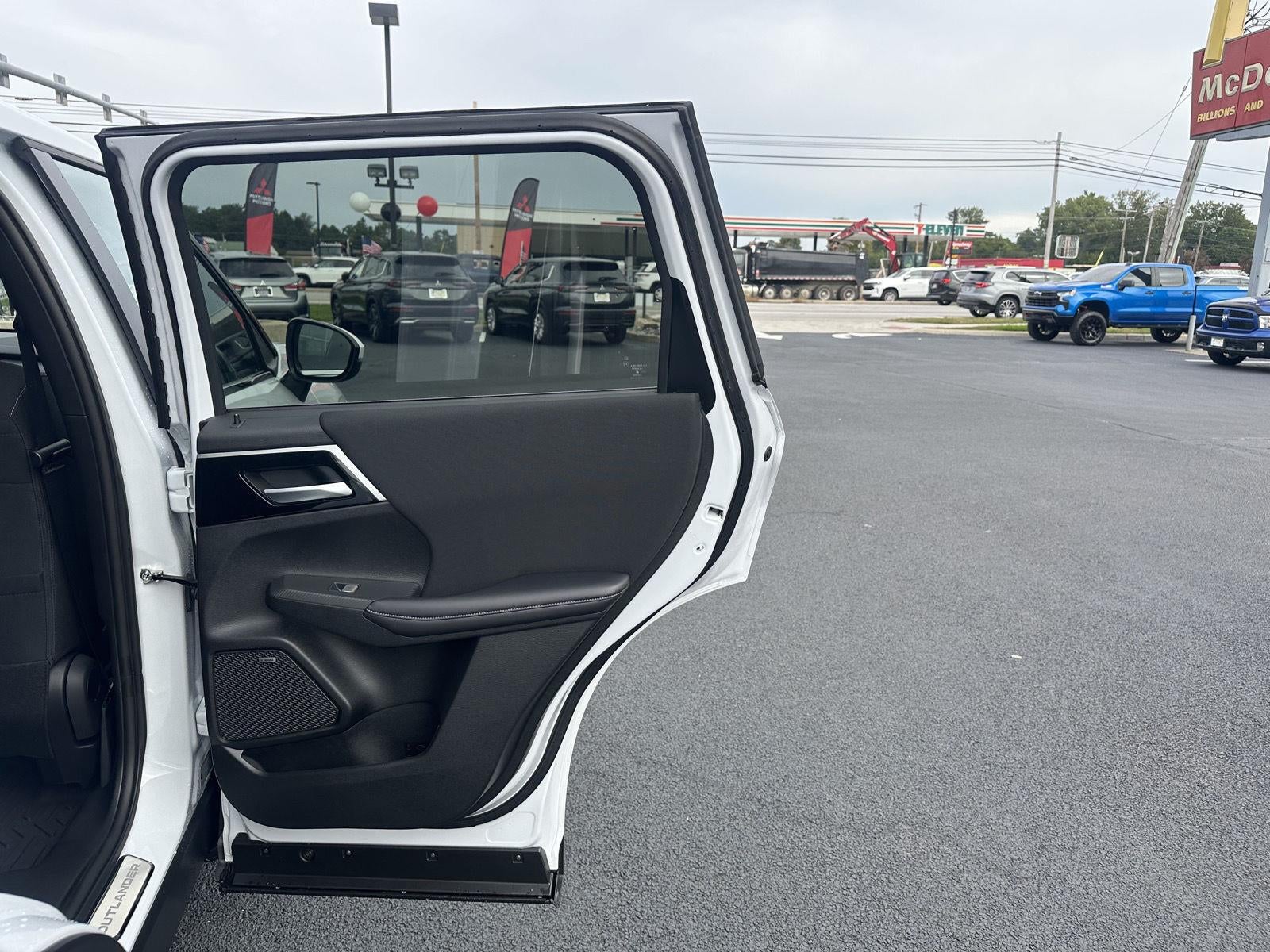 2026 Mitsubishi Outlander ES