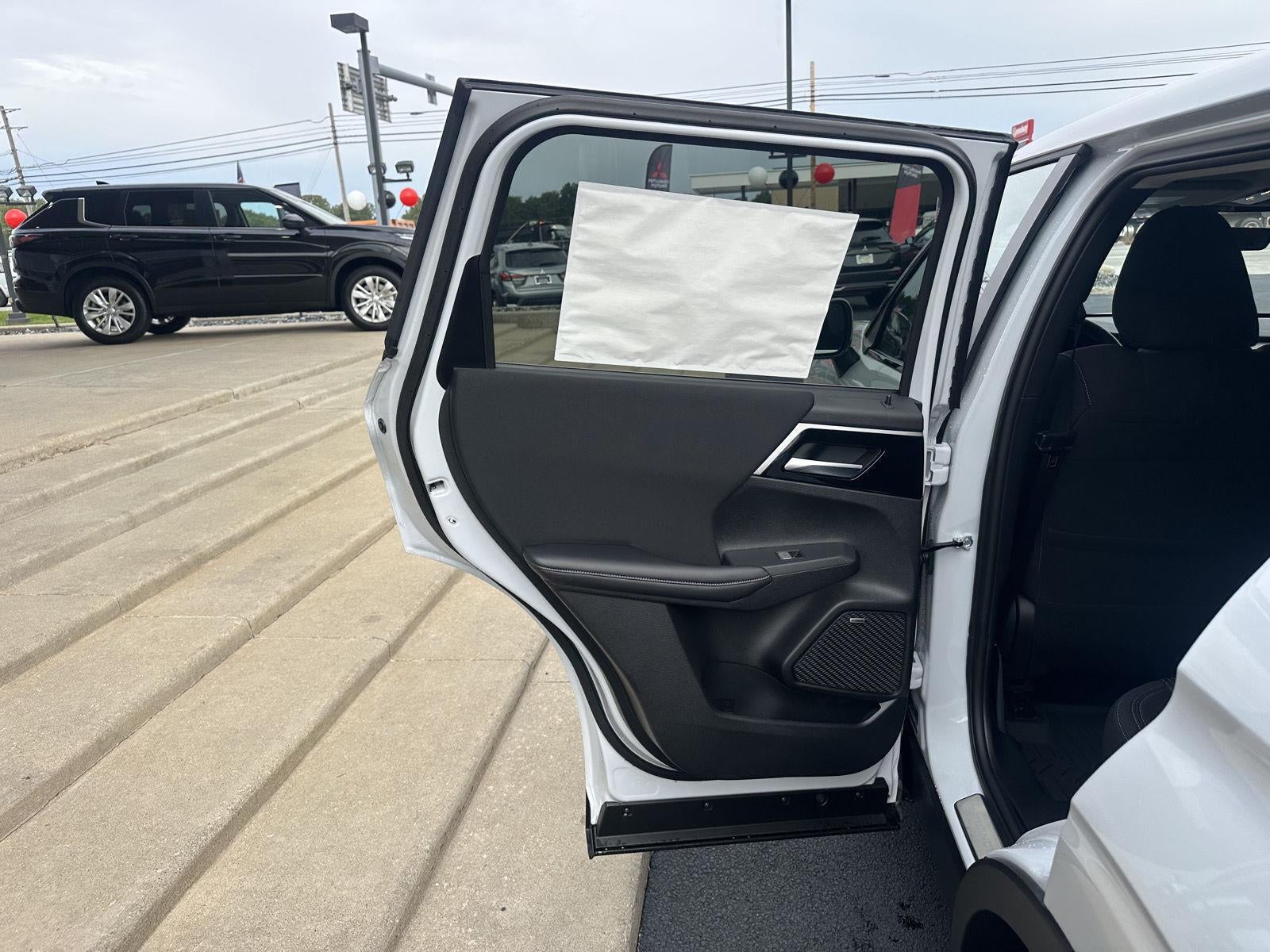 2026 Mitsubishi Outlander ES