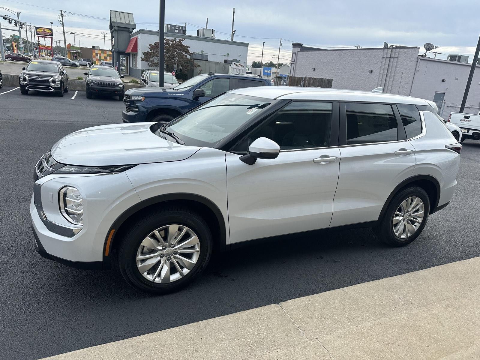 2026 Mitsubishi Outlander ES
