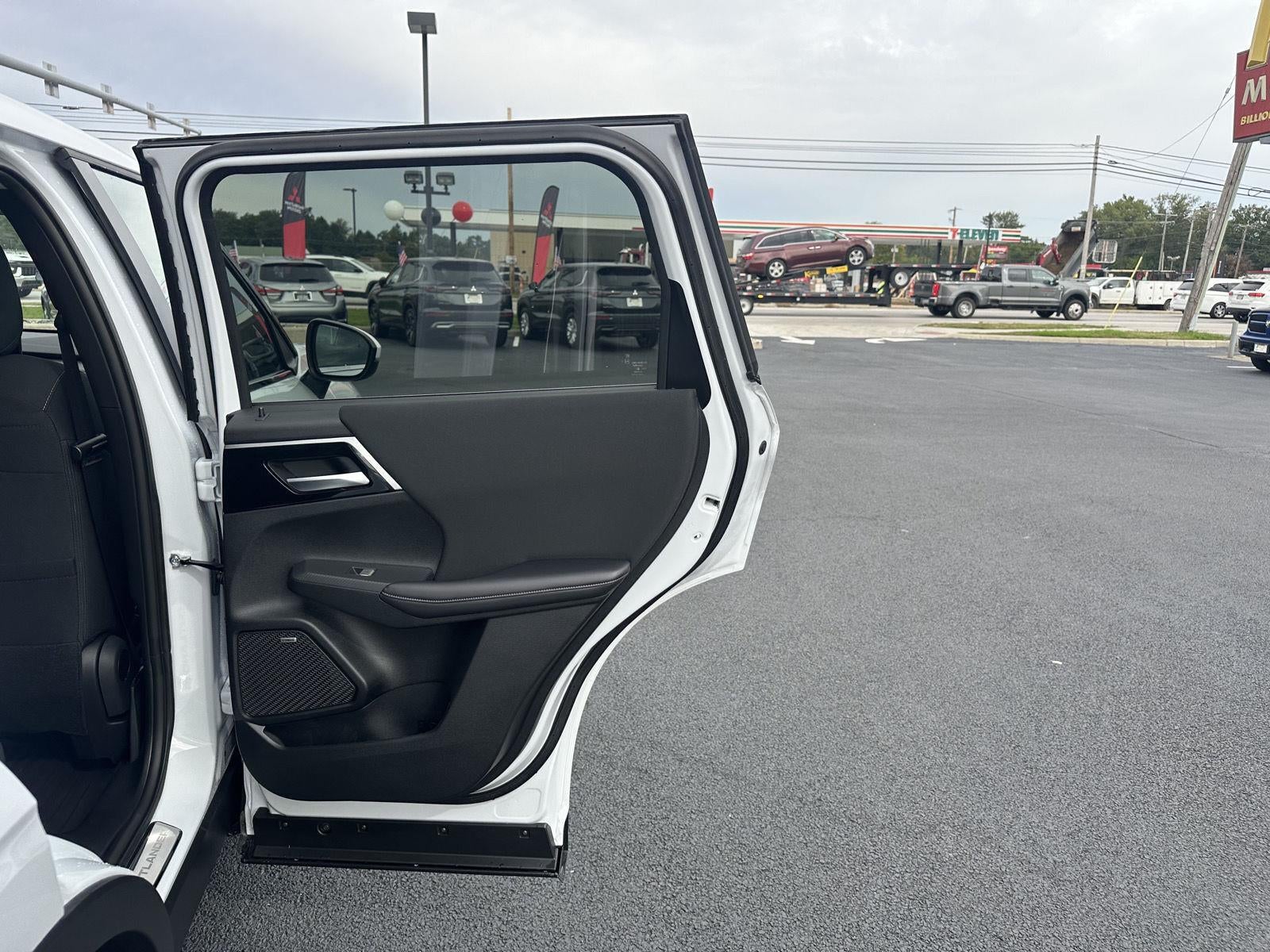 2026 Mitsubishi Outlander ES