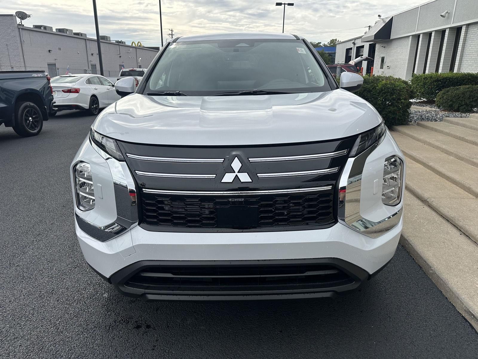 2026 Mitsubishi Outlander ES