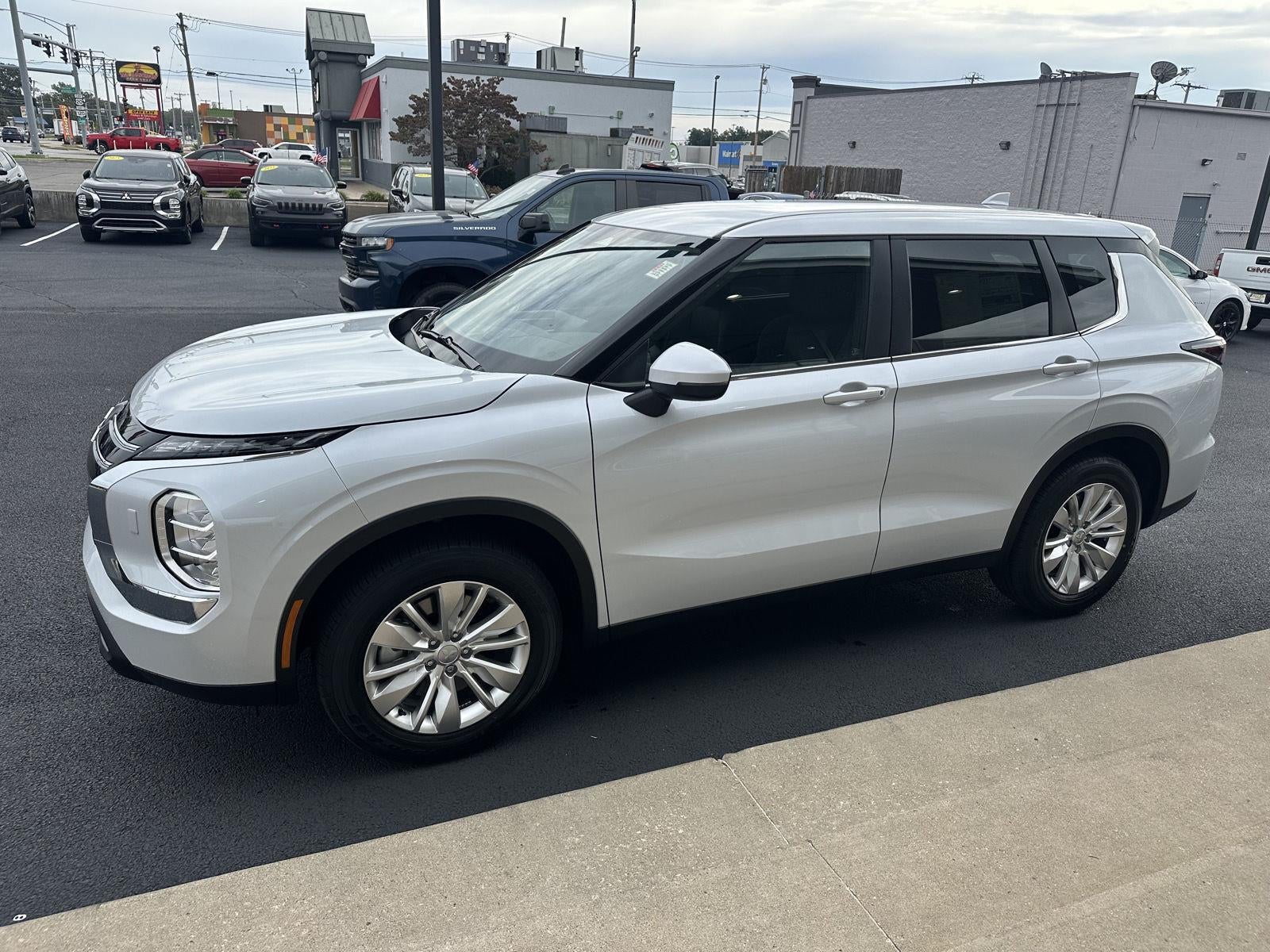 2026 Mitsubishi Outlander ES