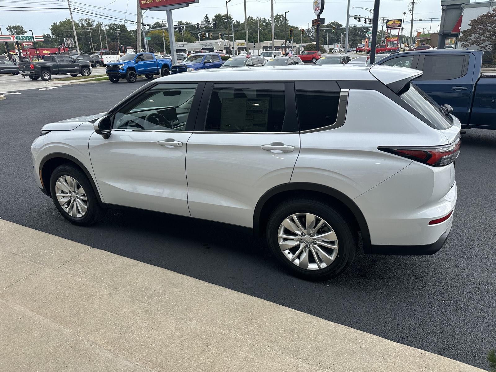 2026 Mitsubishi Outlander ES